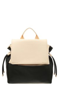 Černá a béžová kožená kabelka se strukturovaným designem. Má klopové zavření, nastavitelné popruhy a ozdobné boční uzlíky.