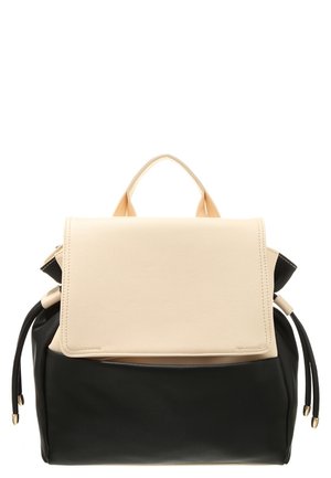 Sac à main en cuir noir et beige avec un design structuré. Dispose d'une fermeture à rabat, de bandoulières réglables et de liens décoratifs sur les côtés.