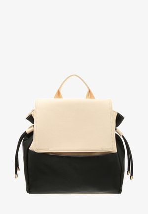 Sac à main en cuir noir et beige avec un design structuré. Dispose d'une fermeture à rabat, de bandoulières réglables et de liens décoratifs sur les côtés.