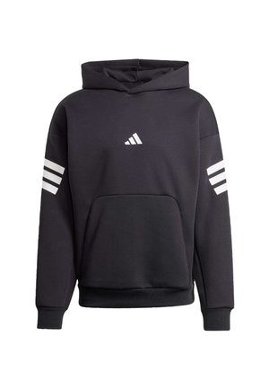 Sudadera negra con capucha y mangas largas, con un bolsillo delantero y el logo blanco de Adidas junto con las tres franjas en cada manga. Tejido suave.