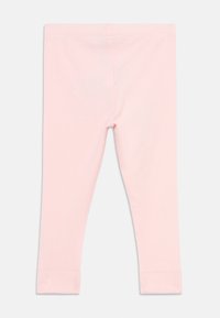 Ροζ ανάγλυφο ύφασμα κολάν με ελαστική μέση, σχεδιασμένο για άνετη και εφαρμοστή εφαρμογή.