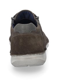 Ruskeat mokkanahkakengät, joissa on harmaa nahkakorostus kantapäässä, kuvioitu kumipohja ja pehmustettu kaulus mukavuutta varten. Varustettu metalliosilla.