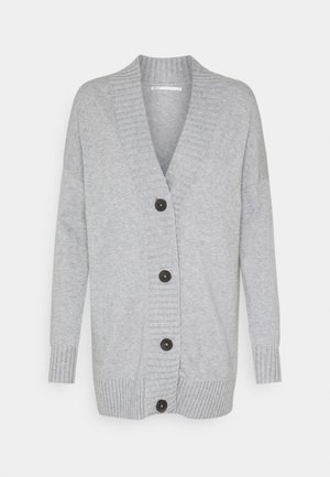 Cardigan tricoté gris clair à manches longues, poignets et ourlet côtelés, col châle côtelé et quatre boutons noirs à l'avant.