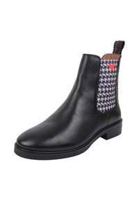 Czarne skórzane botki Chelsea z wzorzystym elastycznym panelem bocznym i czerwonym akcentem w kształcie serca. Niski obcas w blokowym stylu oraz smukły, zaokrąglony czubek.
