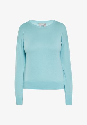 Lyseblå langærmet rundhalset sweater med ribstrikkede manchetter og kant, vist på en ensfarvet hvid baggrund.