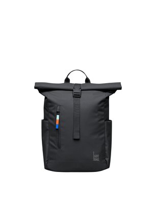 Sort rygsæk med rullelukning, forlommes med lynlås, farvet lynlås træk, sidelommer, top håndtag og "GOT BAG" logo nederst til højre.
