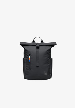 Czarny plecak z rolką na górze, przednią kieszonką na zamek, kolorowym suwakiem, bocznymi kieszeniami, górnym uchwytem i logo "GOT BAG" na dole po prawej stronie.