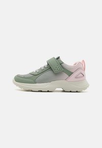 Grüner und grauer Sportschuh mit pinken Akzenten, der Netzpaneele, einen Klettverschluss und eine strukturierte Gummisohle bietet.