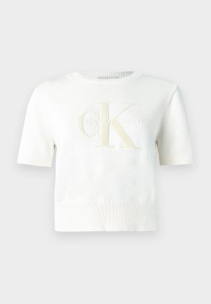 Hvit kortermet strikkegenser med ribbestrikkede mansjetter og kant, med stor preget "cK" og "Calvin Klein"-logo foran.