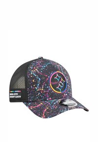 Casquette noire avec un motif éclaboussé coloré, un logo brodé circulaire avec "Steelers" et un dos en maille avec un texte de parrainage.