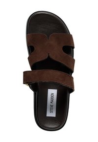 Brune ruskinds slide sandaler med to brede stropper, udskæringsdesign og en sort sål. Udstyret med en mærketikette på indersålen.