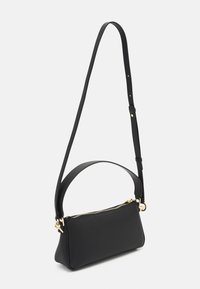 Bolso de mano de piel negra con forma estructurada, cremallera dorada y una correa delgada ajustable, que cuenta con un mango redondeado para un transporte versátil.