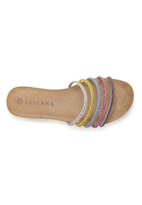 Sandalo piatto con un plantare in suede color nocciola e cinque cinture metalliche in argento, giallo, blu, rosa e viola. Caratterizzato da un design minimalista e senza tacco.