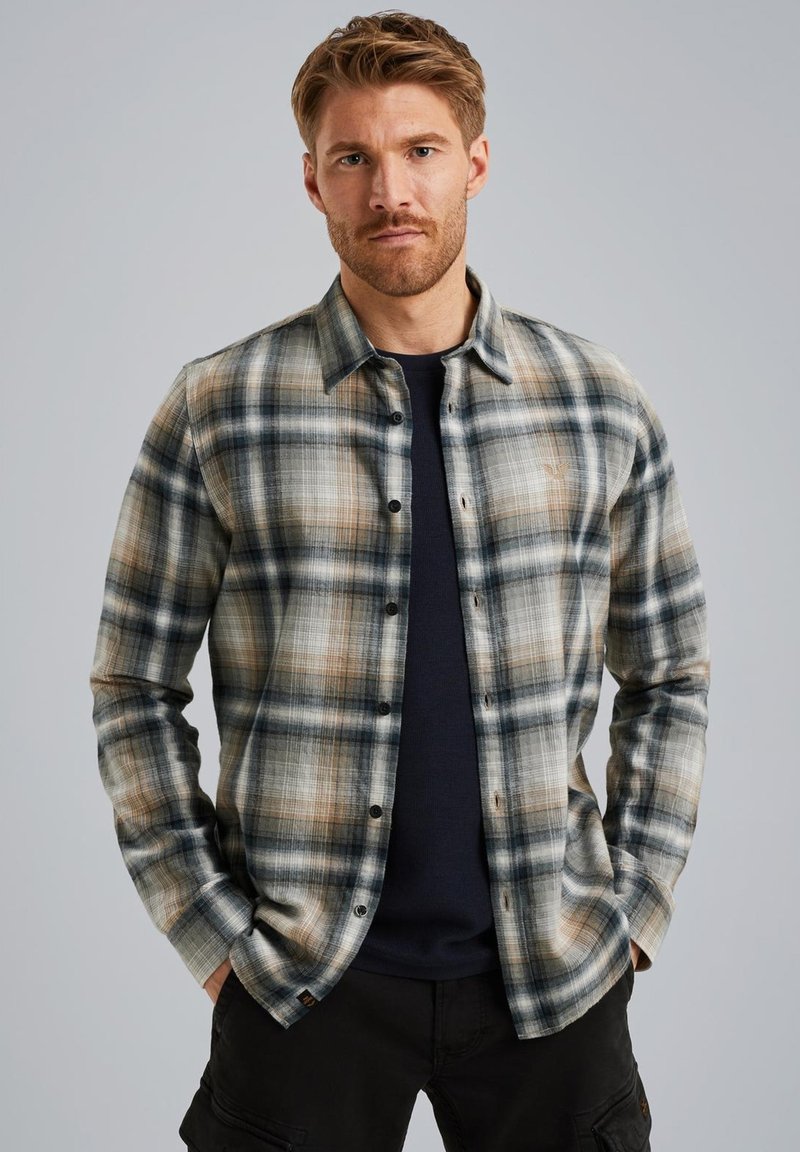 Camisa de cuadros en tonos beige, azul y naranja; presenta un cuello, mangas largas y una textura de tela con un ligero brillo.