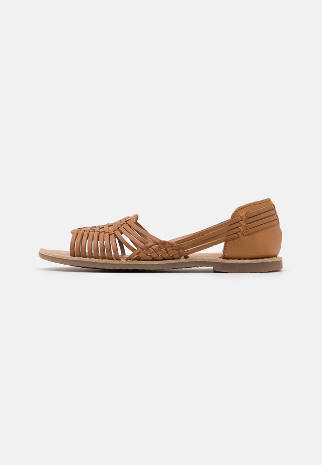 ARIADNEE - Ballerina peep-toe - cognac