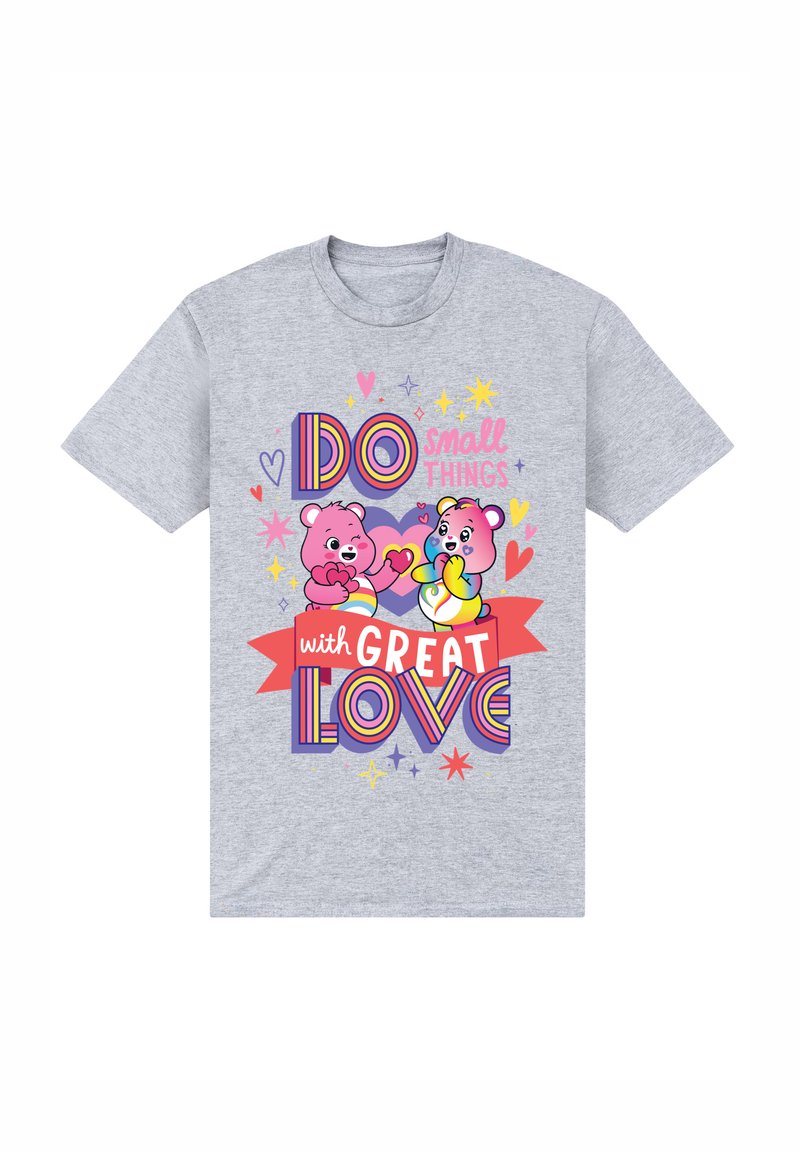 Šedé tričko s krátkým rukávem, zdobené barevnými kreslenými medvědy a textem: "Dělej malé věci s VELKOU LÁSKOU." Živé grafiky a hravý design.