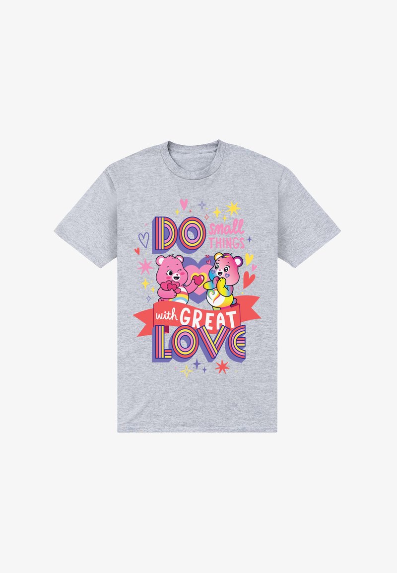 Šedé tričko s krátkým rukávem, zdobené barevnými kreslenými medvědy a textem: "Dělej malé věci s VELKOU LÁSKOU." Živé grafiky a hravý design.