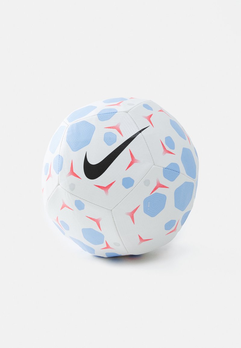 Nike-Fußball mit einer weißen Oberfläche, die blaue hexagonale Muster und rote Akzente aufweist, mit einem auffälligen schwarzen Nike-Logo.