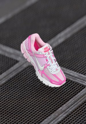 Nike Sportswear ZOOM VOMERO 5 - Sportbačiai - hyper pink/summit white/pink foam/playful pink/photon dust