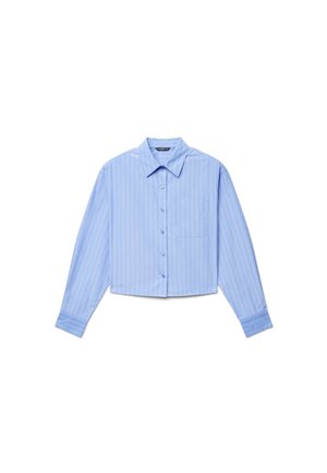 Chemise bleu clair à manches longues avec des rayures verticales blanches et une poche sur le devant à gauche.