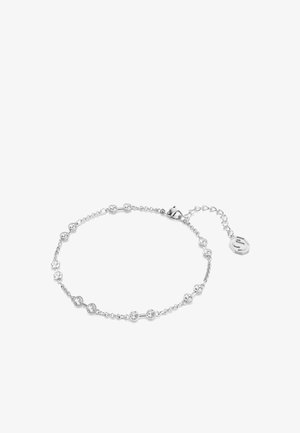 Pulsera de cadena de plata con gemas transparentes redondas en posiciones alternas, longitud ajustable y un pequeño charm en forma de etiqueta circular.