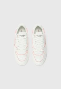 Adidași albi cu accente roz, având un superior din piele netedă, cutie a degetelor perforată, închidere cu șireturi și branding pe limbă.