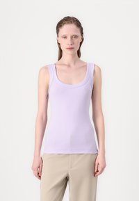 Lichtpaarse tanktop met een ronde halslijn, gemaakt van een zachte, rekbare stof, heeft brede schouderbanden en een aansluitende pasvorm.