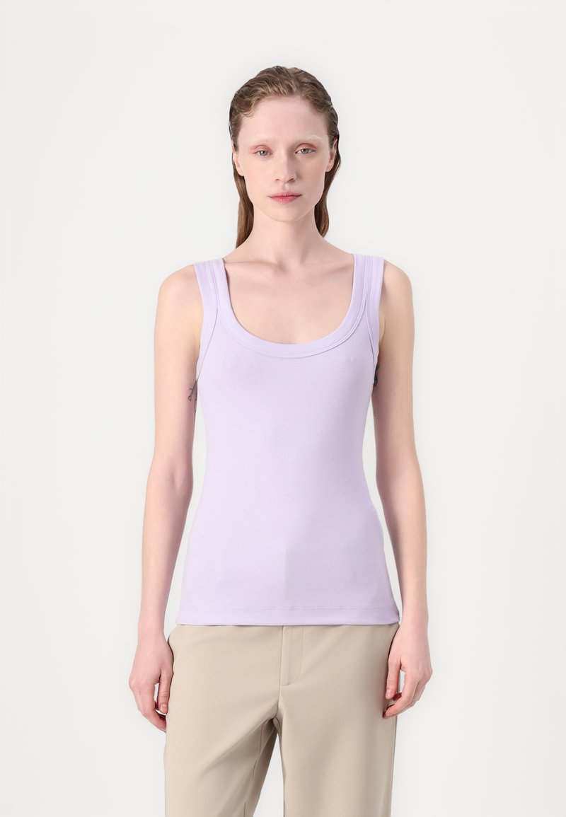 Lichtpaarse tanktop met een ronde halslijn, gemaakt van een zachte, rekbare stof, heeft brede schouderbanden en een aansluitende pasvorm.