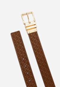 Ruskea Michael Kors -vyö, jossa on toistuva MK-logo-kuvio ja kiiltävä kultainen suorakulmainen solki, valkoista taustaa vasten.