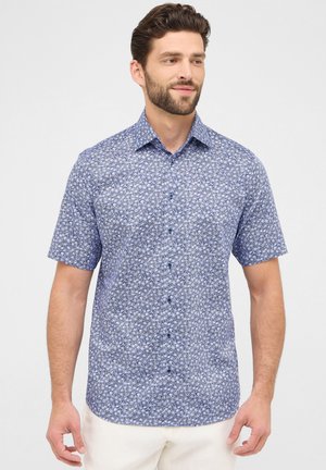 Korte mouwen overhemd in blauwe stof met een bloemenpatroon. Het shirt heeft een kraag en knopen aan de voorkant, en heeft een reguliere pasvorm.