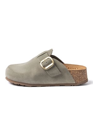 Zueco casual sin cordones con parte superior de ante gris, correa con hebilla dorada, plantilla de corcho y suela de goma marrón, mostrado de perfil.