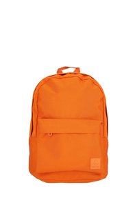 Oranje stoffen rugzak met een ronde vorm, een voorkantvak en een handvat aan de bovenkant. Bevat een klein logo-opdruk in de rechterbenedenhoek.