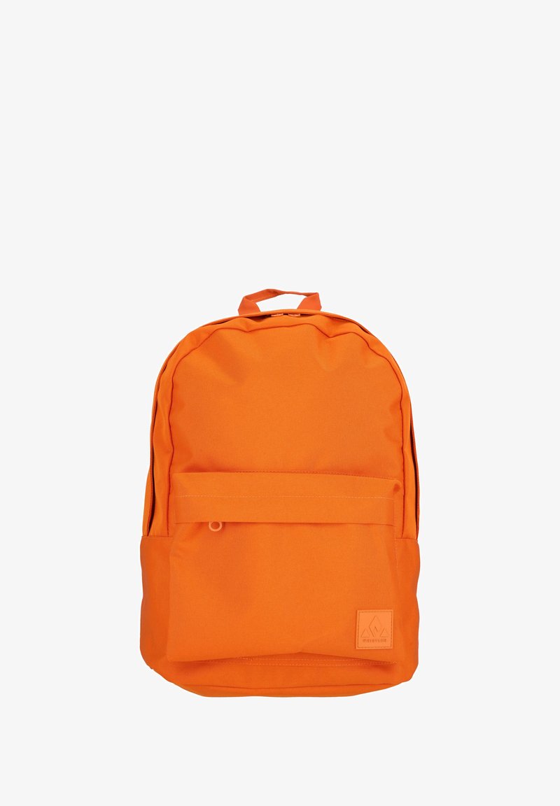 Sac à dos en tissu orange avec une forme arrondie, une poche avant et une poignée supérieure. Présente un petit logo dans le coin inférieur droit.