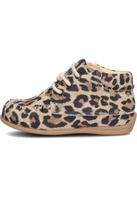 Lepelpatroon laars gemaakt van zacht materiaal, met een ronde neus, vetersluiting en een flexibele rubberen zool in een tan kleur.