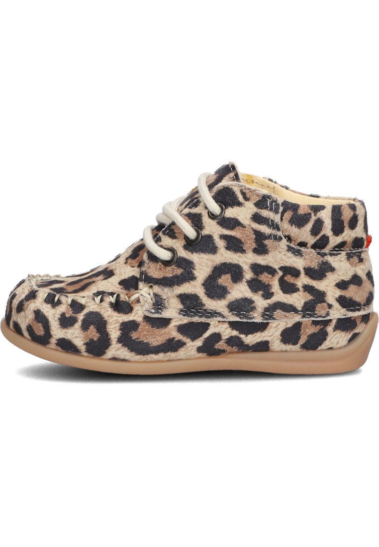 Lepelpatroon laars gemaakt van zacht materiaal, met een ronde neus, vetersluiting en een flexibele rubberen zool in een tan kleur.