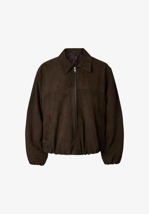 Tmavohnedá bomber bunda z semišu s predným zipsom, dvoma bočnými vreckami, dlhými rukávmi s elastickými manžetami a klasickým golierom.