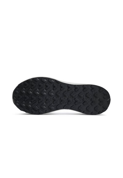 Semelle de chaussure noire avec un motif de bande de roulement profond et multidirectionnel conçu pour l'adhérence et la traction sur diverses surfaces.
