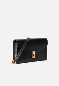Clutch in pelle nera con chiusura rettangolare dorata, logo impresso e tracolla removibile. Presenta un elegante design a busta.
