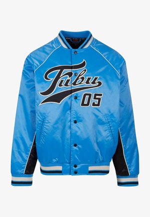 Jachetă bomber din satin albastru cu accente negre. Prezintă un logo mare alb "Fubu" și numărul "05." Manșoane și talie cu bandă elastică. Două buzunare laterale.