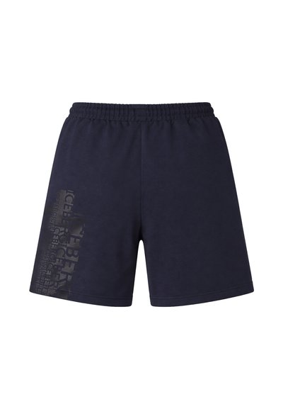 Pantaloncini con vita elastica blu navy con testo verticale nero sulla gamba sinistra, caratterizzati da un design casual e semplice.