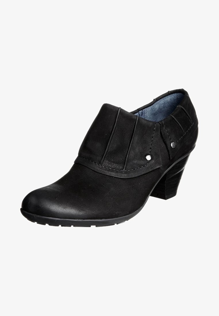 Chaussure basse en cuir noir avec talon empilé bas, design à rabat plié, accents de rivets argentés et doublure intérieure bleue.