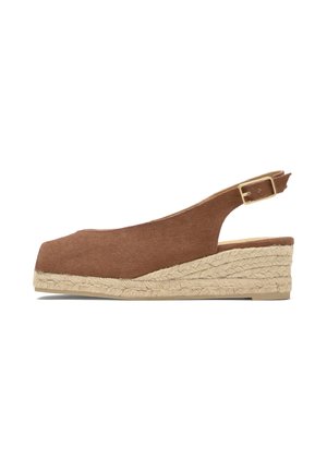 Braune Keilsandalette aus Canvas mit offenem Fersenbereich, Knöchelriemen, goldener Schnalle und geflochtener Jute-Plateausohle.