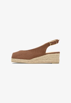 Smeđa platnena sandala na platformu s otvorenom stražnjom stranom, remenom oko gležnja, zlatnom kopčom i pletenom potplatom od juta.