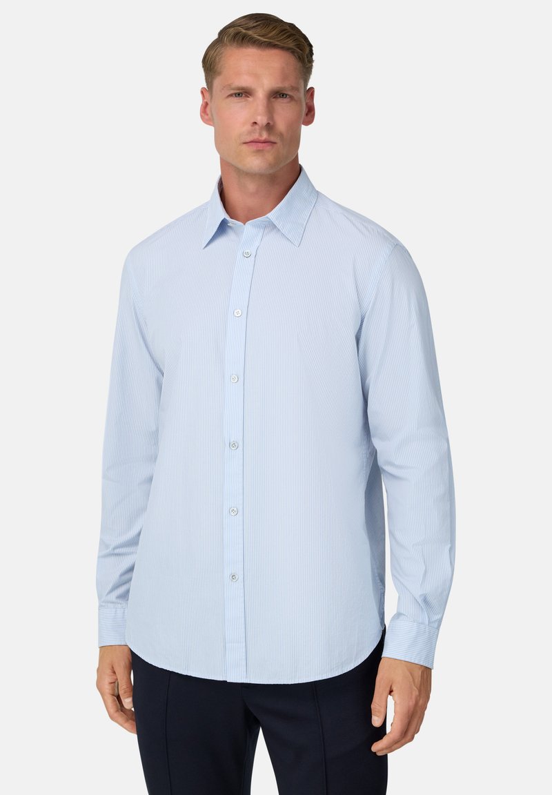 Camicia a righe blu chiaro con maniche lunghe, colletto alla francese, e orlo curvo, caratterizzata da una texture liscia e una leggera lucentezza.