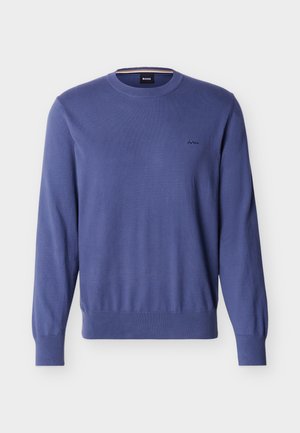 Maglione a maniche lunghe con scollo tondo in blu tenue, con polsini e orlo a coste, caratterizzato da un piccolo logo "BOSS" ricamato sul lato sinistro del petto.