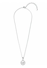 Collana d'argento con un pendente circolare caratterizzato da un design di cervo, circondato da piccoli gemstones trasparenti, e una catena sottile.