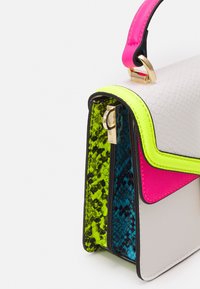 Borsa grigia con finitura testurizzata, caratterizzata da accenti rosa e verde neon. L'interno presenta un motivo di pelle di serpente blu e verde, con dettagli in oro.