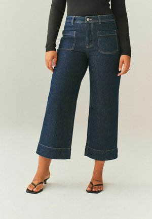 REGULAR FIT - HOURGLASS CROPPED PATCH POCKET - Széles szárú - rinse blue