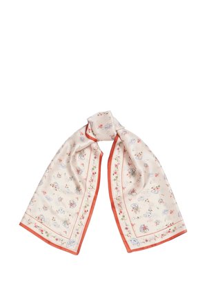 Pañuelo de seda crema con pequeños estampados florales y de tazas de té, bordeado en un suave color naranja, anudado de forma suelta en la parte superior.