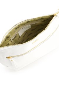 Weißes Lederhandtasche mit strukturierter Oberfläche, ausgestattet mit einem goldenen Reißverschluss und einem geprägten Innenfutter mit wiederholtem Logomuster.